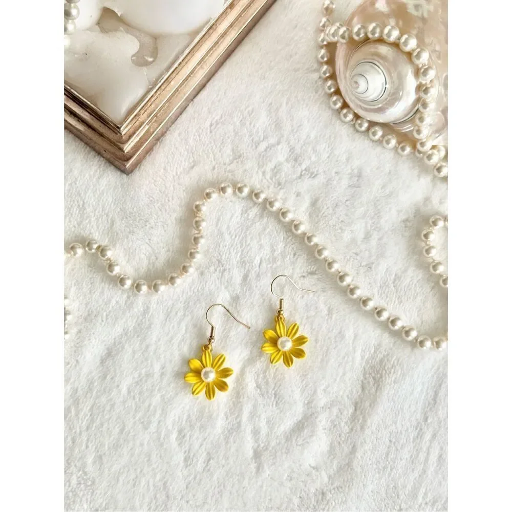 Yellow Daisy dangle earrings with faux pearl ￼